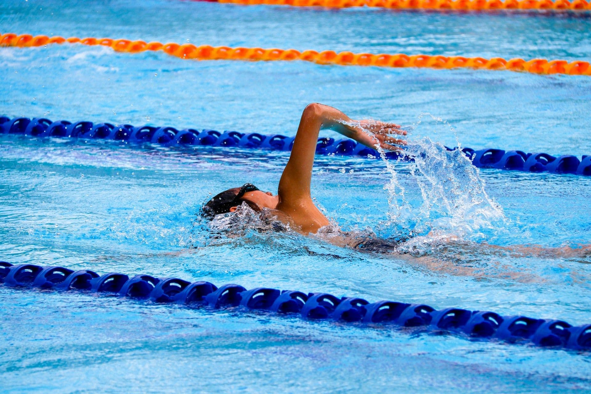 Los 5 errores de crol que frenan tu progreso en natacion (y como corregirlos hoy)