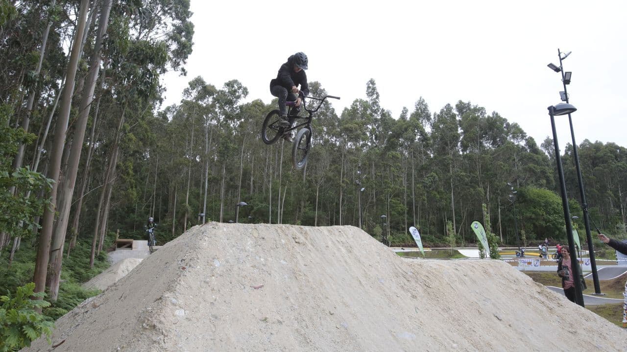 Pump Track Xove - skateboard in Jove