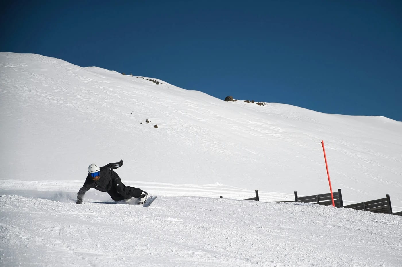 Esquiador saltando en la nieve